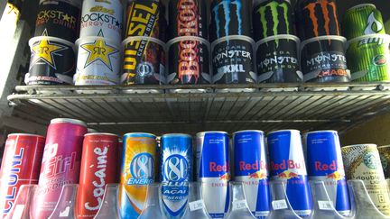 Des canettes de boissons &eacute;nergisantes dans un supermarch&eacute; &agrave; San Diego (Etats-Unis). (EARL S. CRYER / MAXPPP)