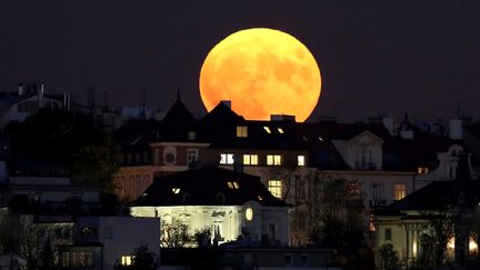 La "super Lune" à Prague (Répubique Tchèque), le 14 novembre 2016. (DAVID W CERNY / REUTERS)