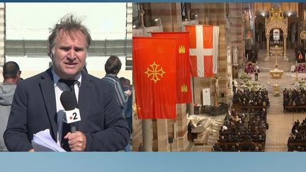 Une cérémonie religieuse a été célébrée vendredi 8 octobre&nbsp;en la cathédrale de la Major, à Marseille (Bouches-du-Rhône), en hommage à Bernard Tapie. L'ancien homme d'affaires, Marseillais de cœur, a été célébré par ses proches et de nombreux sympathisants. Didier Brignand, journaliste pour France Télévisions, était sur place. (CAPTURE D'ÉCRAN FRANCE 2)