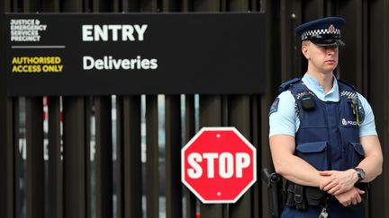 La police devant le tribunal de Christchurch en Nouvelle-Zélande, le 16 mars 2019. (MICHAEL BRADLEY / AFP)