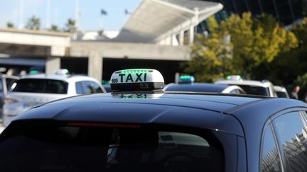 Des véhicules de taxi. (photo d'illustration) (JEAN FRANCOIS OTTONELLO / MAXPPP)