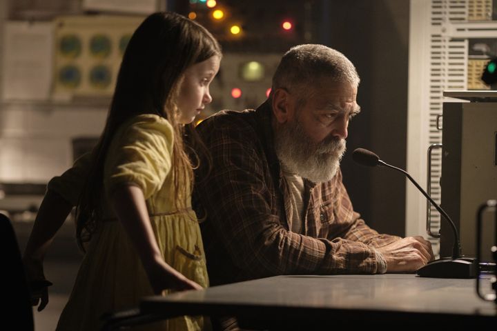 Caoilinn Springall (la petite Iris) and George Clooney (Augustine) dans "Minuit dans l'univers" de George Clooney (PHILIPPE ANTONELLO/NETFLIX)