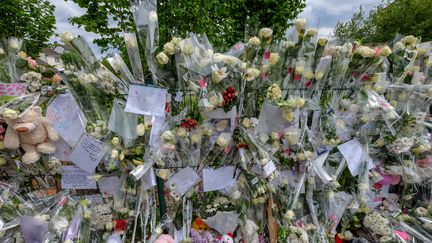 Des fleurs déposées en hommage à Angélique après une marche blanche, le 1er mai 2018 à Wambrechies (Nord). (THIERRY THOREL / AFP)