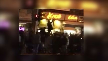 Une vidéo amateur montre une manifestante bousculée par un policier à Téhéran. (NASRIN SOTOUDEH / FACEBOOK)