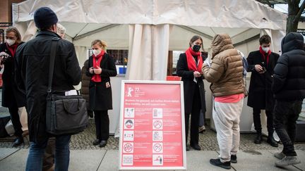 Contrôle du statut vaccinal à l'entrée de la 72e Berlinale, à Berlin, la capitale allemande, le 11 février 2022. (STEFANIE LOOS / AFP)