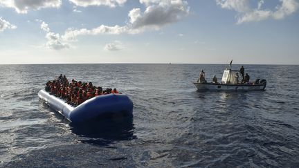 Des migrants au large de la Libye le 4 novembre 2016. (ANDREAS SOLARO / AFP)