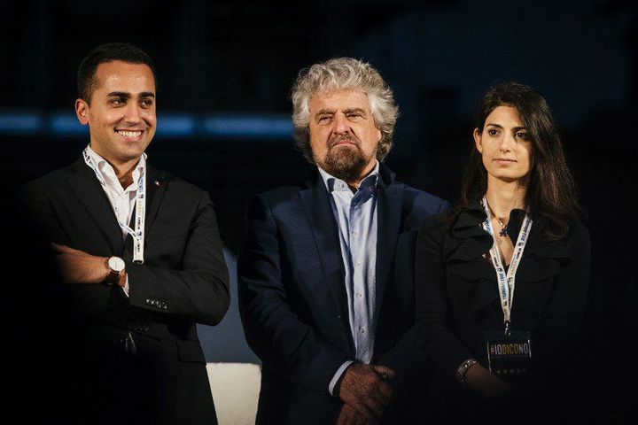 Le leader du Mouvement 5 étoiles Beppe Grillo, entouré de Luigi Di Maio, l'un de ses principaux adjoints, et de Virginia Raggi, première femme maire de Rome, et issue du mouvement populiste, aujourd'hui en difficulté dans sa gestion de la Ville éternelle. (Jacopo Landi / NurPhoto)