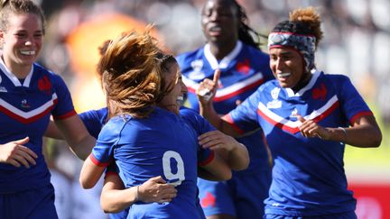 Les Bleues se congratulent après un essai de Pauline Bourdon lors de la finale pour la 3e place de la Coupe du monde, face au Canada, samedi 12 novembre à Auckland. (MICHAEL BRADLEY / AFP)