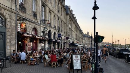 Une terrasse bondée à Bordeaux, quelques heures après les annonces de la préfecture. (NOEMIE BONNIN / FRANCEINFO / RADIO FRANCE)