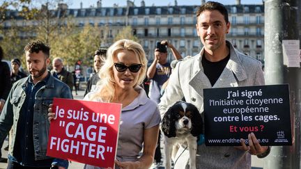 L'actrice Pamela Anderson lors d'une manifestation pour la pétition contre les animaux en cage, à Paris, le 10 octobre 2018. (PHILIPPE LOPEZ / AFP)