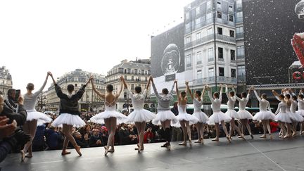 Le corps de ballet et l'orchestre de l'Opéra de Paris en grève ont donné une représentation improvisée sur le parvis du palais Garnier, mardi 24 décembre 2019 à Paris (OLIVIER CORSAN / PHOTOPQR /LE PARISIEN / MAXPPP)