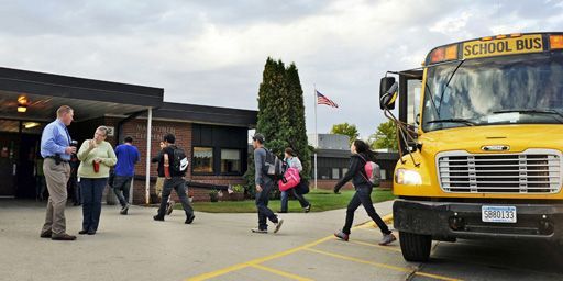 Des élèves arrivant à la Mahnomen Elementary School à Mahnomen (Minnesota) le 26-9-2013. (Reuters - Dan Koeck)