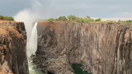 C'est une situation sans précédent depuis un siècle : les célèbres chutes du lac Victoria, en Afrique, sont asséchées. (FRANCE 2)