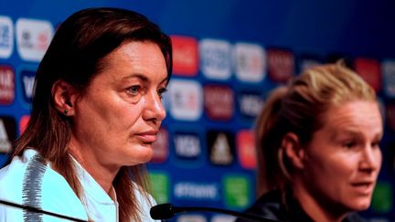 Corinne Diacre (à gauche) et Amandine Henry lors d'une conférence de presse de l'équipe de France, le 6 juin 2019 à Paris. (LIONEL BONAVENTURE / AFP)