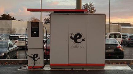 Une station de recharge multiservices (wifi,poste, recharges de téléphones) alimentée partiellement en énergie solaire.&nbsp; (STATION E)