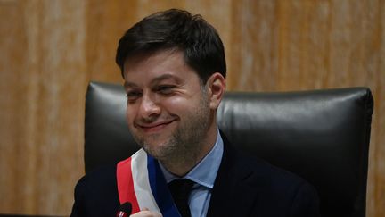 Benoît Payan revêt l'écharpe de maire après avoir été élu édile de Marseille (Bouches-du-Rhône), le 21 décembre 2020. (CHRISTOPHE SIMON / AFP)