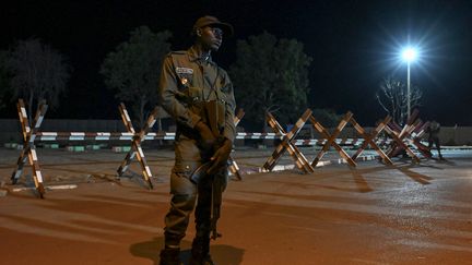 Un policier monte la garde devant la base aérienne française et nigérienne à Niamey, le 9 setpembre 2023. (AFP)