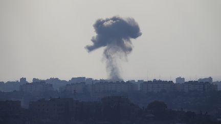 De la fum&eacute;e s'&eacute;chappe apr&egrave;s une explosion dans le nord de la bande de Gaza, le 19 juillet 2014. (BAZ RATNER / REUTERS)