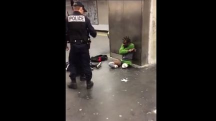 La vidéo de ce contrôle de police, qui s'est déroulé dans la station RER Gare de Lyon, à Paris, a été publiée sur Facebook mardi 3 mai. (DR)