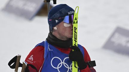 Le biathlète norvégien Johannes Boe lors des Jeux olympiques de Pékin, le 18 février 2022. (CHRISTOF STACHE / AFP)