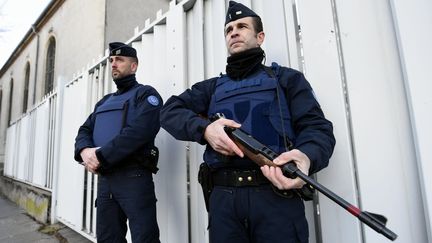 &nbsp; (Des militaires en faction devant la synagogue de Nancy, suite au renforcement du Vigipirate après les attentats contre Charlie Hebdo et l'Hyper Cacher © MaxPPP)