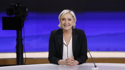 Marine Le Pen sur le plateau de France 2, le 24 avril 2017.&nbsp; (PATRICK KOVARIK / AFP)