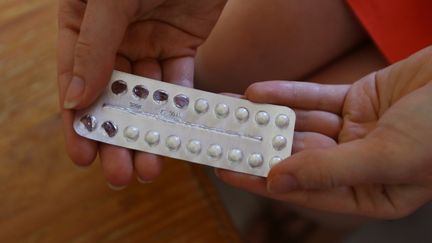 Une plaquette de pilule contraceptive, photographiée le 9 septembre 2016. (FRED HASLIN / MAXPPP)