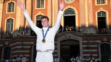 Pour quelles raisons Léon Marchand s'est-il orienté vers la natation ?