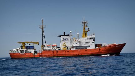 L'Aquarius, navire de l'ONG française SOS Méditerranée, est en mission au large des côtes libyennes, le 6 mai 2018. (LOUISA GOULIAMAKI / AFP)