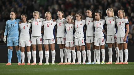 Les joueuses norvégiennes observent une minute de silence en hommage aux victimes de la fusillade d'Auckland, avant le match d'ouverture de la Coupe du monde entre la Nouvelle-Zélande et la Norvège, le 20 juillet 2023 à l'Eden Park d'Auckland. (ANDREW CORNAGA / AP)