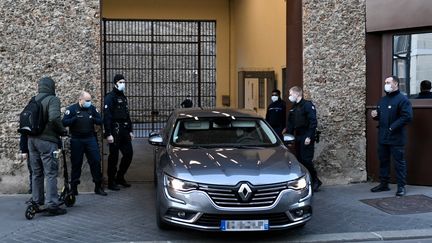 Claude Guéant sort en voiture de la prison de la Santé le 9 février 2022. (STEPHANE DE SAKUTIN / AFP)