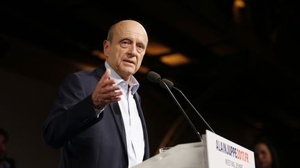 Alain Juppé, maire de Bordeaux et candidat à la primaire à droite, s'exprime lors d'un meeting à Malakoff (Hauts-de-Seine), le 8 octobre 2016. (THOMAS SAMSON / AFP)