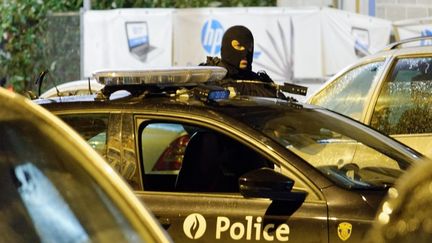 La police établit un périmètre de sécurité dans le quartier de Molenbeek à Bruxelles (Belgique), le 22 novembre 2015. (CITIZENSIDE / OLIVIER GOUALLEC / AFP)