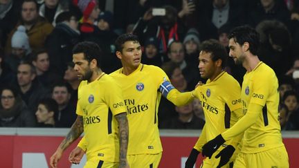 Les joueurs du PSG Daniel Alves, Thiago Silva, Neymar et Javier Pastore lors d'un match de Ligue 1 contre Lille à Villeneuve-d'Ascq (Nord), le 3 février 2018. (PHILIPPE HUGUEN / AFP)