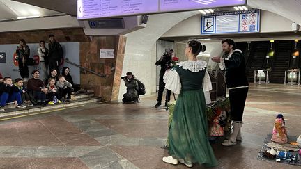 Spectacle de marionnettes dans une station de métro de la ville&nbsp; bombardée de Kharkiv (est de l'Ukraine), le 16 avril 2022 (MARYKE VERMAAK / AFP)