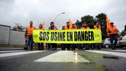 Des salari&eacute;s et syndicalistes CFDT d'ArcelorMittal manifestent le 9 octobre 2012 &agrave; Florange (Moselle). (JEAN-CHRISTOPHE VERHAEGEN / AFP)