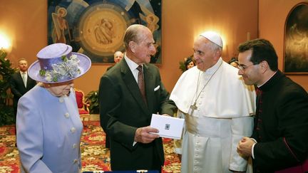 La Reine Elizabeth II, le Prince Philip et le pape François lors de leur première rencontre, le 3 avril 2014 au Vatican. (STEFANO RELLANDINI / POOL / AFP)