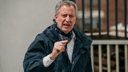 Le maire de New York, Bill de Blasio, lors d'une distribution de nourriture à Brooklyn, le 14 avril 2020. (SCOTT HEINS / GETTY IMAGES NORTH AMERICA / AFP)