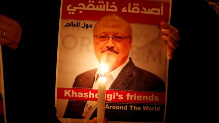 Une affiche de soutien au journaliste saoudien Jamal Khashoggi, le 18 décembre 2018. (OSMAN ORSAL / REUTERS)