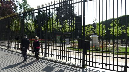 Le jardin du Luxembourg fermé à Paris, le 20 avril 2020. (ERIC PIERMONT / AFP)