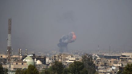 Une explosion à Mossoul, le 7 avril 2017. (Photo d'illustration) (AHMAD GHARABLI / AFP)