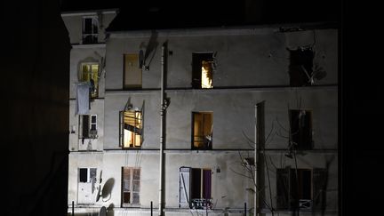 L'immeuble de Saint-Denis ayant subi l'assaut du Raid, le 18 novembre 2015 (ERIC FEFERBERG / AFP)