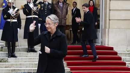 Elisabeth Borne, après la passation de pouvoir avec Gabriel Attal, nouveau Premier ministre, le 9 janvier 2024 à l'hôtel de Matignon, à Paris. (LUDOVIC MARIN / POOL)