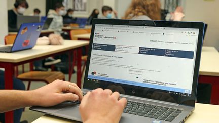 Un élève d'une classe de Terminale s'inscrit sur la plateforme Parcoursup. Photo d'illustration. (VANESSA MEYER / MAXPPP)