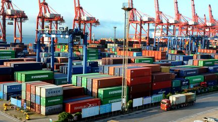 Des conteneurs dans le port de&nbsp;Lianyungang, dans la province du Jiangsu, en Chine,&nbsp;le 12 juillet 2018.&nbsp;&nbsp; (WANG CHUN / IMAGINECHINA / AFP)