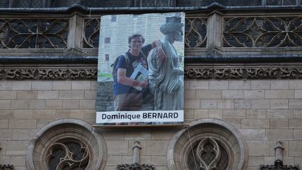 Le portrait de Dominique Bernard sur le fronton de la mairie d'Arras, le 19 octobre 2023. (FRANCOIS LO PRESTI / AFP)