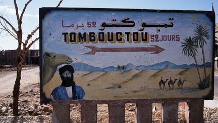 Panneau indiquant la direction de Tombouctou, au Mali. Les réalisateurs ont notamment filmé des scènes dans les milieux salafistes maliens. (ERIC BERACASSAT / ONLYFRANCE.FR / ONLY WORLD)