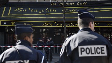 Des policiers en poste devant le Bataclan, à Paris, le 17 mars 2016.&nbsp; (ALAIN JOCARD / AFP)