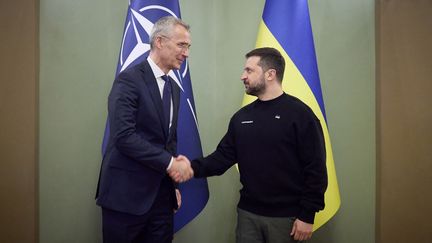 Le président ukrainien, Volodymyr Zelensky, et le président de l'Organisation du traité de l'Atlantique Nord, Jens Stoltenberg, le 20 avril 2023 à Kiev (Ukraine). (UKRAINIAN PRESIDENTIAL PRESS SERVICE / AFP)