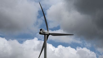 Une éolienne à Villeveyrac (Hérault), en juin 2021. (PASCAL GUYOT / AFP)